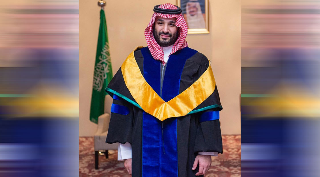 محمد بن سلمان خلال مراسم تسلمه شهادة الدكتوراة الفخرية 