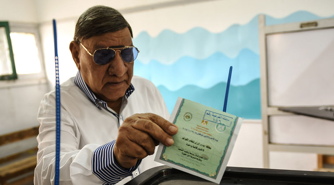 صورة ارشيفية لمفيد فوزي خلال الإدلاء بصوته في الانتخابات البرلمانية 2015