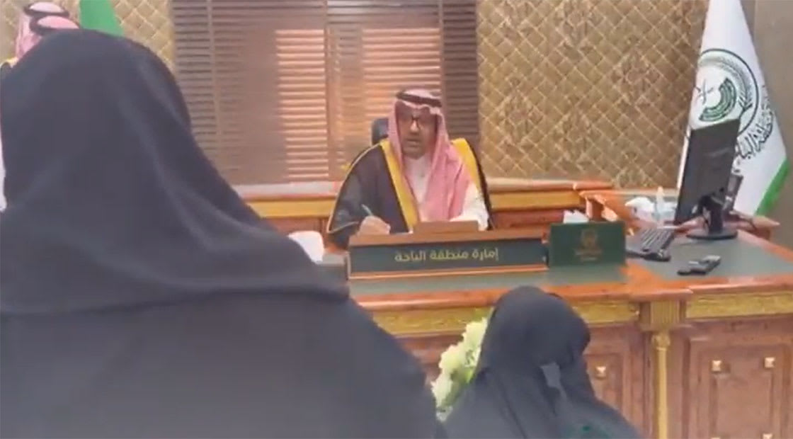 أمير الباحة خلال استقبال مواطنين 