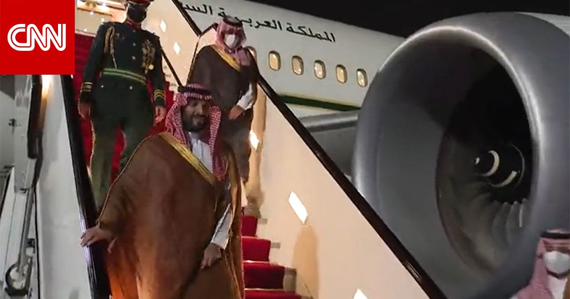 تداول أسلوب ترحيب أمير قطر بولي عهد السعودية لحظة نزوله من الطائرة