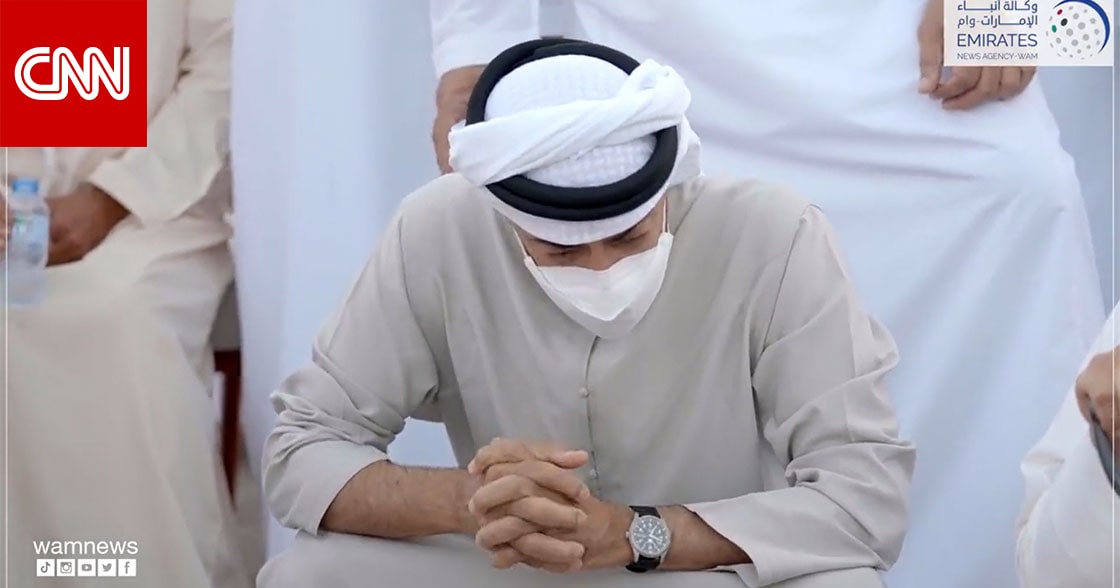 تداول فيديو "ألم وحزن" محمد بن زايد فوق قبر الشيخ خليفة بعد دفنه