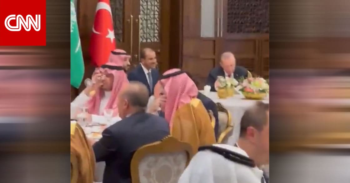تداول فيديو من بُعد يظهر لغة جسد محمد بن سلمان وأردوغان على طاولة عشاء تداول فيديو من بُعد يظهر لغة جسد محمد بن سلمان وأردوغان على طاولة عشاء