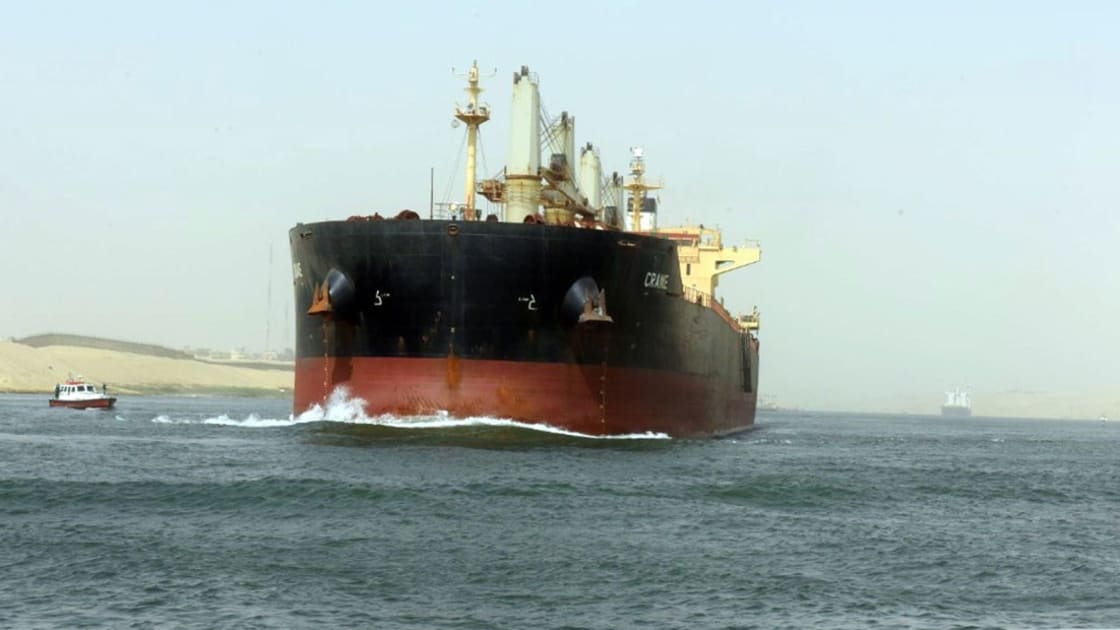 سفينة حاويات عملاقة تعلق في قناة السويس.. ما تأثيرها على أسواق النفط؟