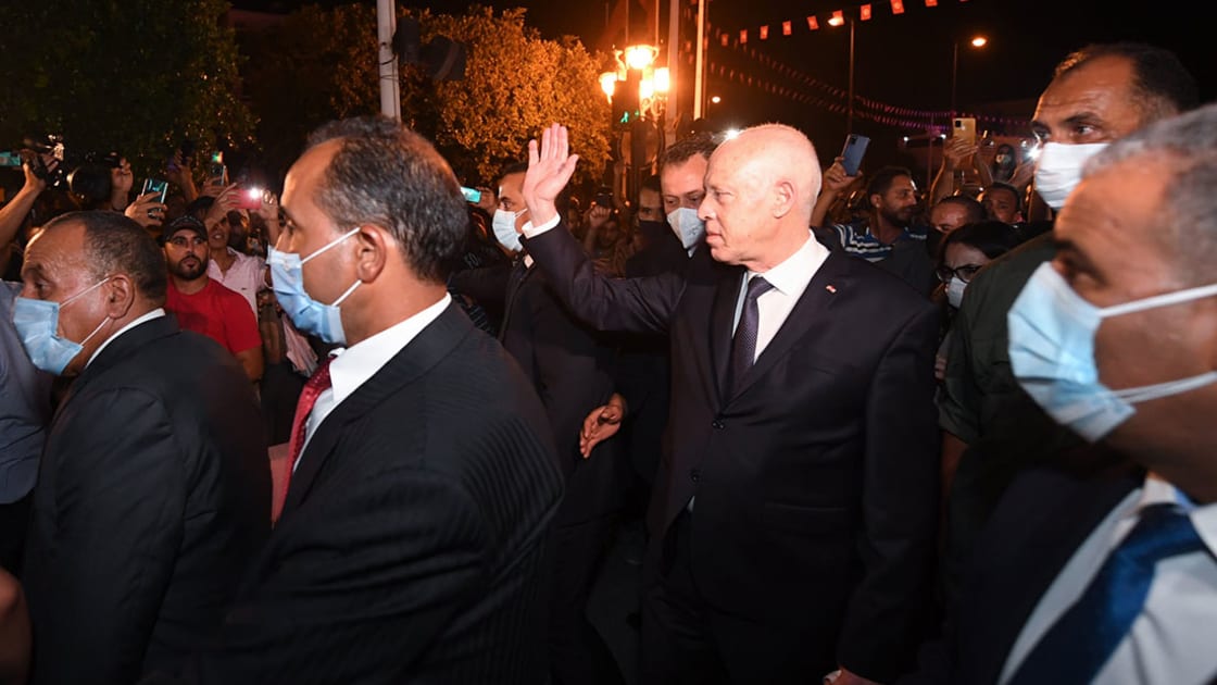 وصف بالانقلاب.. قيس سعيد يقيل رئيس وزراء تونس ويجمّد البرلمان