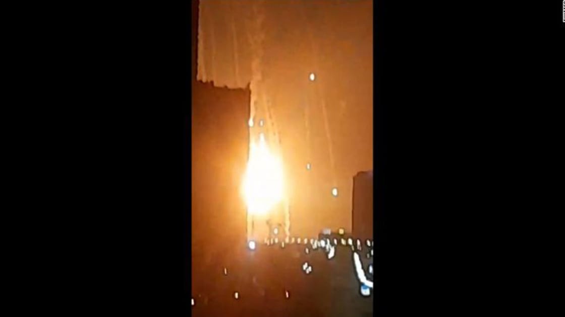 شاهد لحظة وقوع انفجار هائل وغامض في سماء كييف