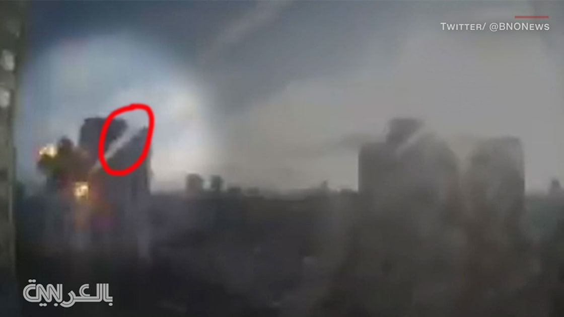 كاميرا مراقبة ترصد لحظة إصابة "صاروخ" مبنى سكني بشكل مباشر في كييف