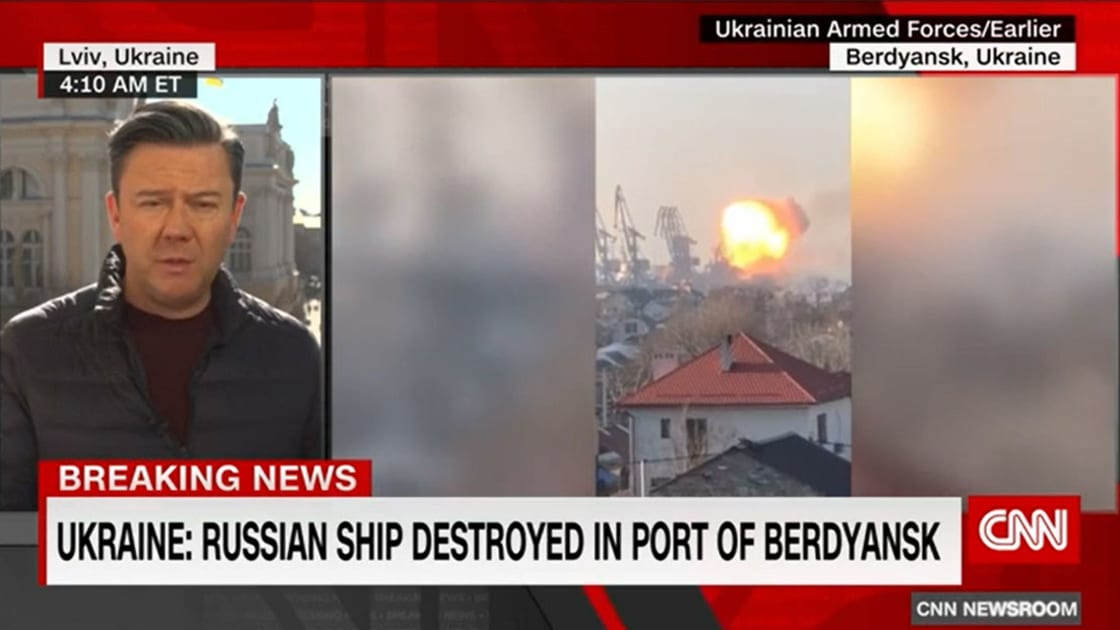 لحظة تدمير سفينة حربية روسية واشتعالها بمدينة أوكرانية تسيطر عليها قوات موسكو