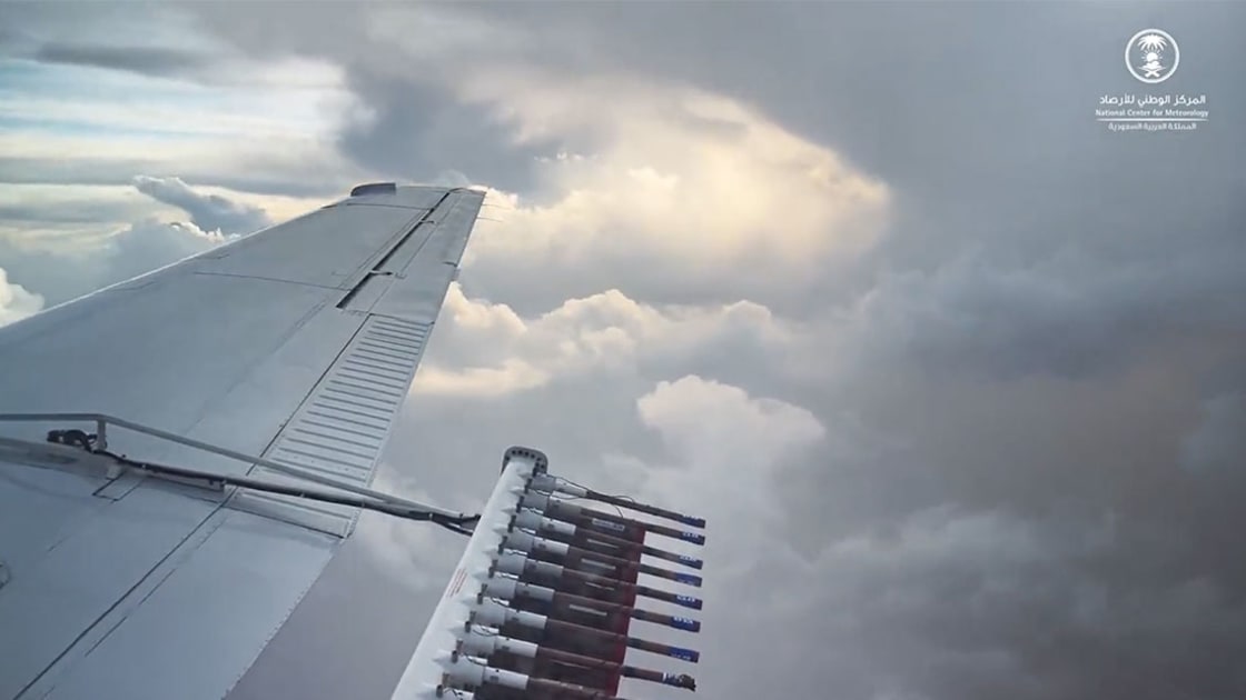 بالفيديو: الإمارات تبني جبلا  لاستمطار السماء بعد تلقيح السحاب