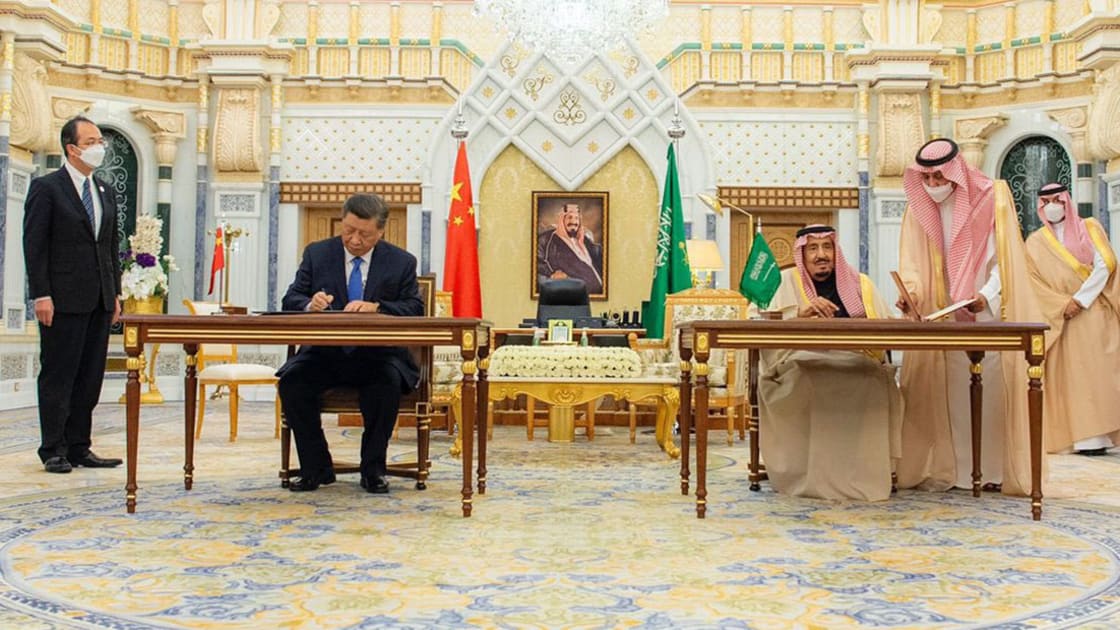 السعودية.. شاهد كيف أُستقبل الرئيس الصيني لحظة وصوله الرياض