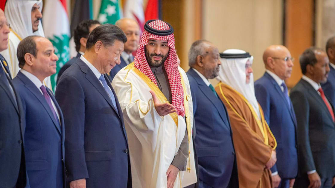 السعودية.. شاهد كيف أُستقبل الرئيس الصيني لحظة وصوله الرياض