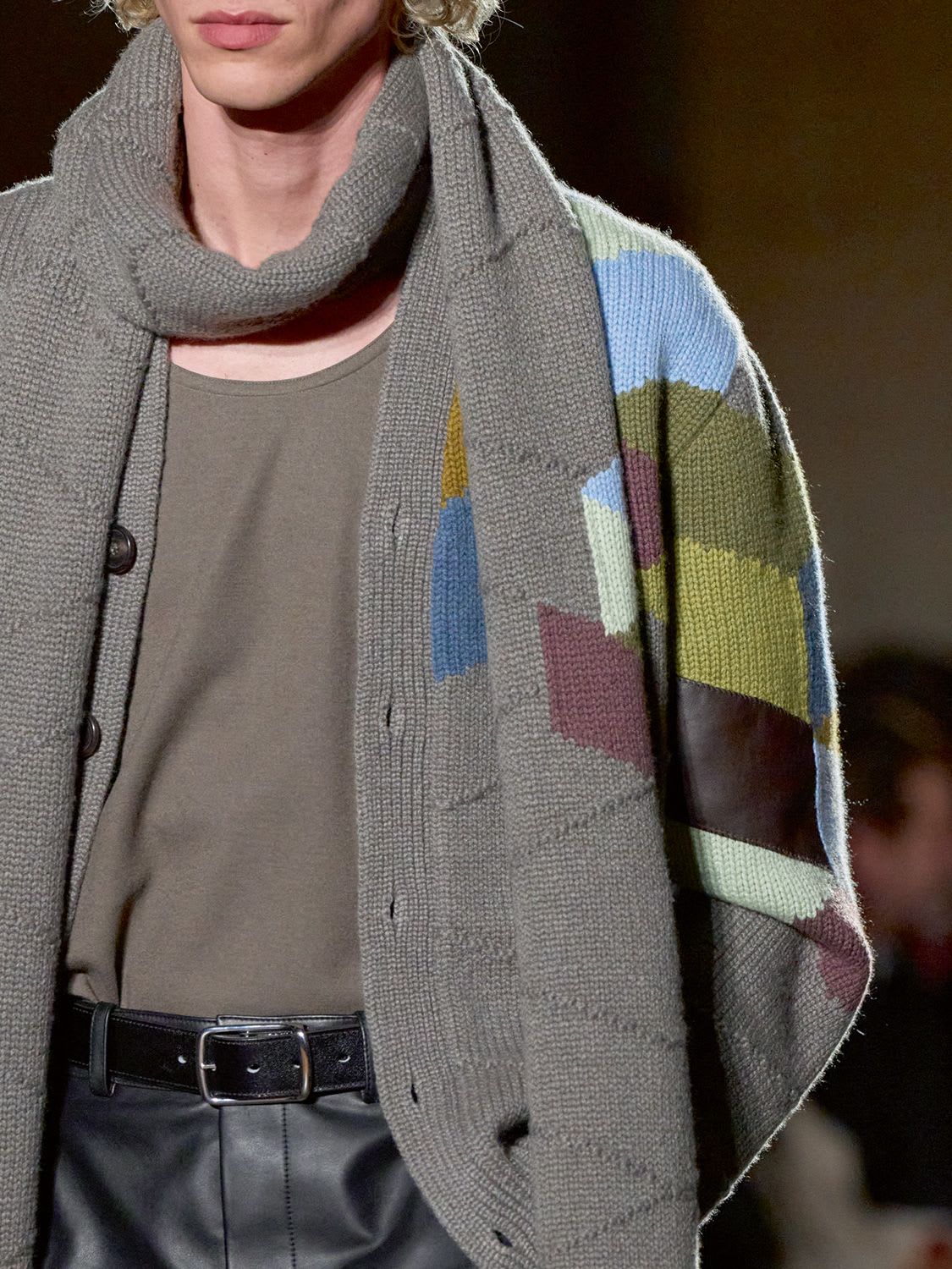 أُقيم العرض في قصر "باليه برونيار"، الذي بُني أصلاً بتوجيه من نابليون ليكون مقر بورصة باريس.