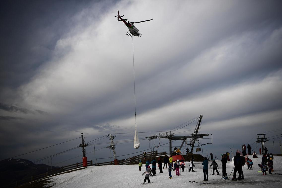 منتجع تزلج فرنسي ينقل الثلوج بطائرة الهليكوبتر بسبب التغير المناخي