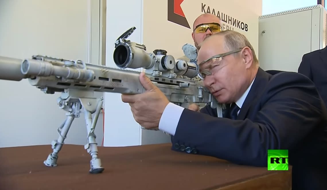 شاهد.. بوتين يطلق النار من بندقية قنص جديدة