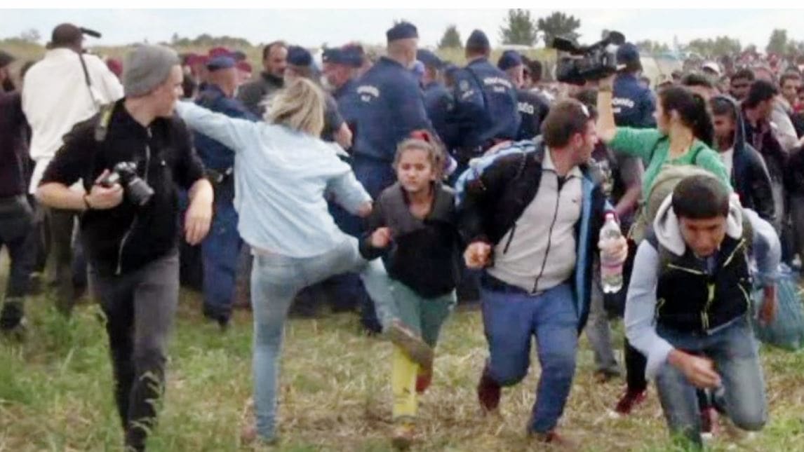 شاهد.. مصورة مجرية تركل وتعرقل لاجئين بشكل مروع