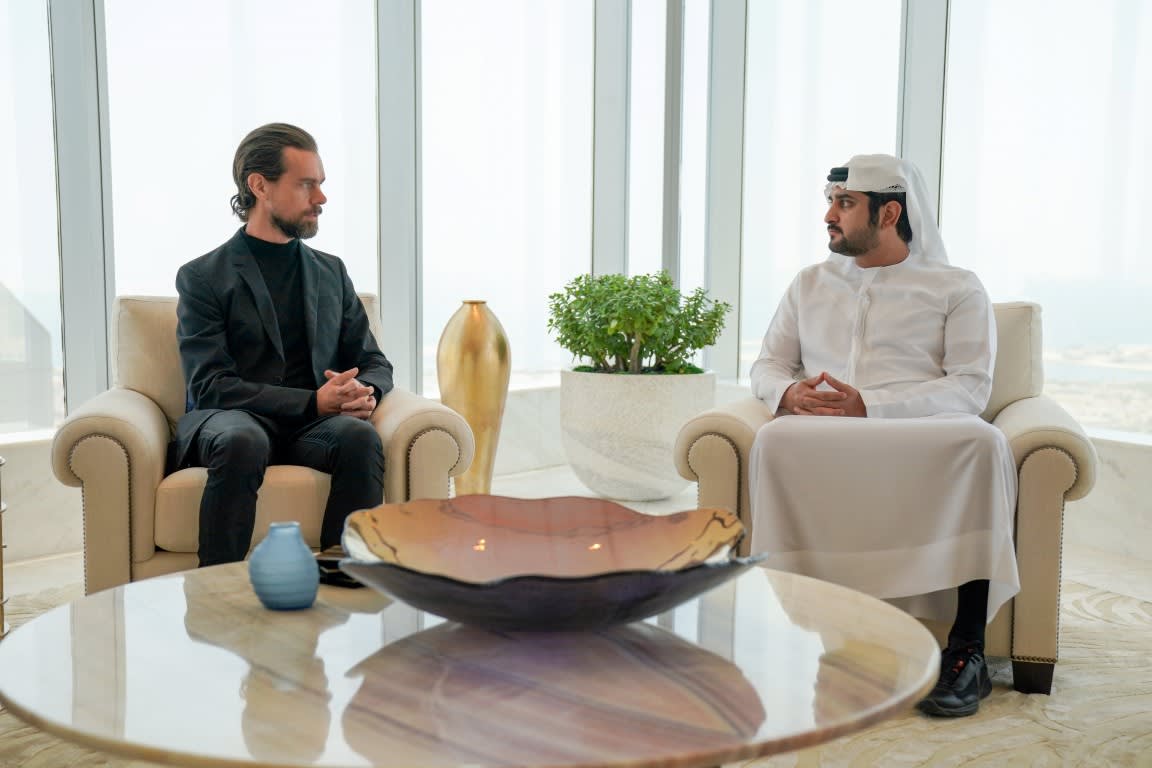 كيف فاجأت دبي مؤسس "تويتر" في المطار؟ 
