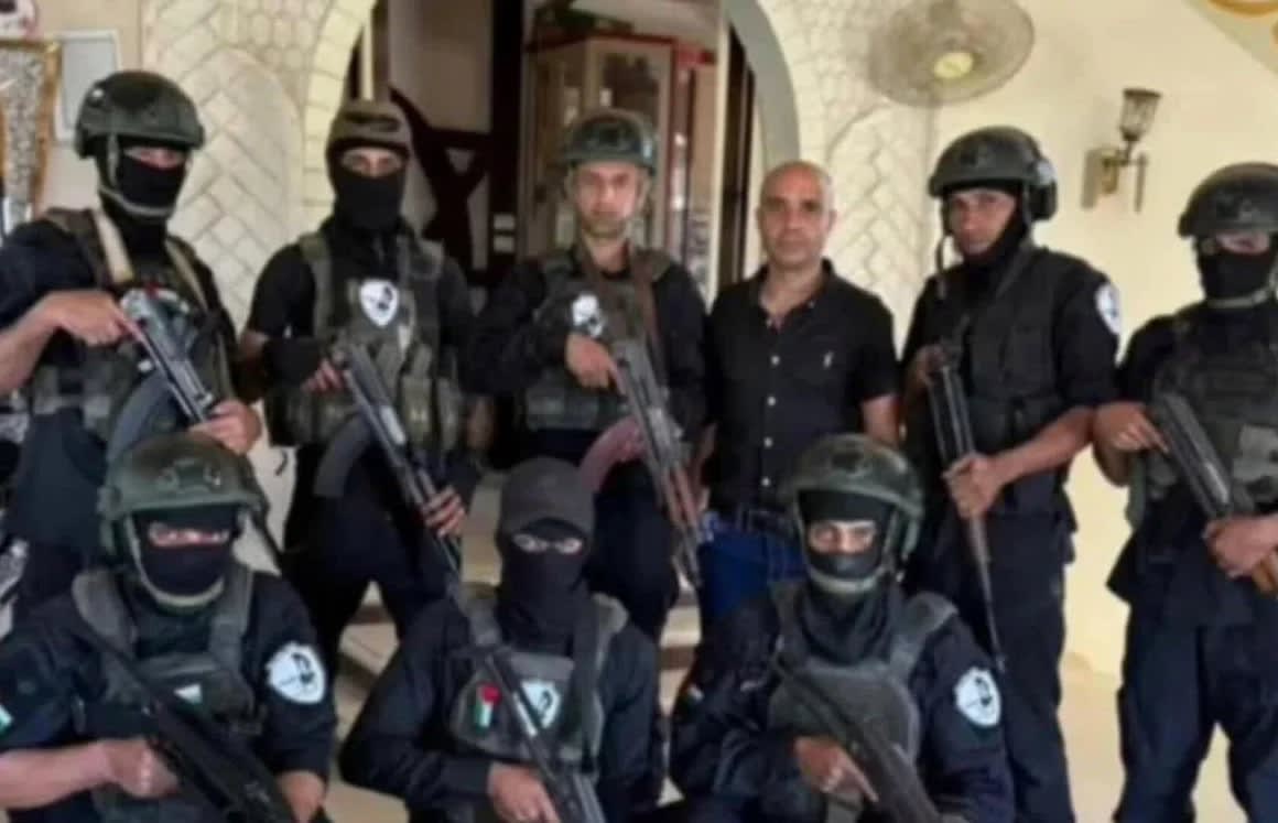 يظهر أعضاء القوات الشعبية في هذه الصورة المنشورة على صفحة المجموعة على فيسبوك. 