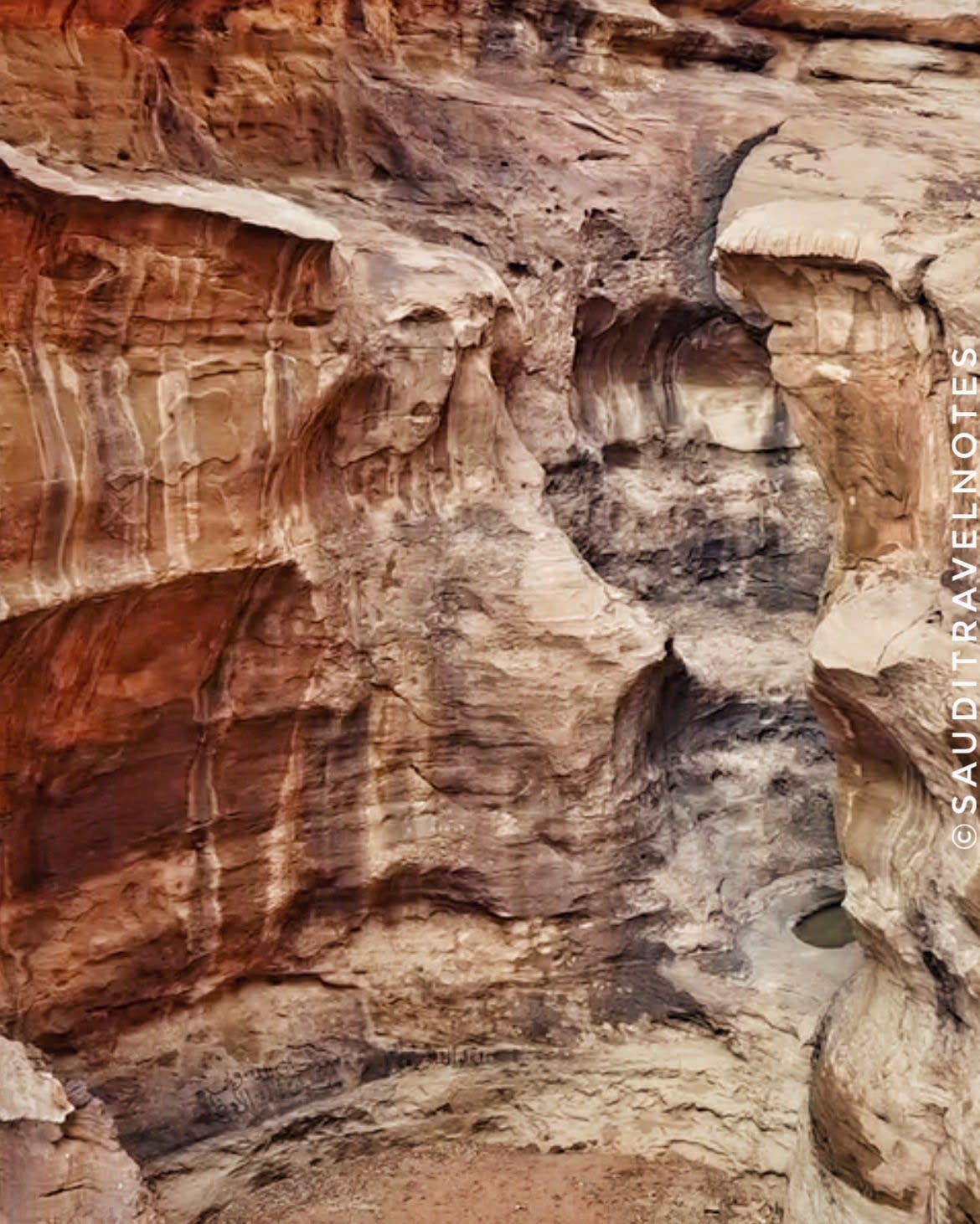بركة صخرية مخفية في نيوم