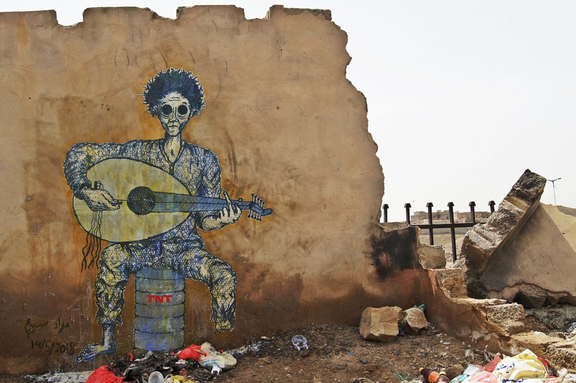 فنان يمني يستخدم الجدران المدمرة كلوحات لتوثيق يوميات الحرب
