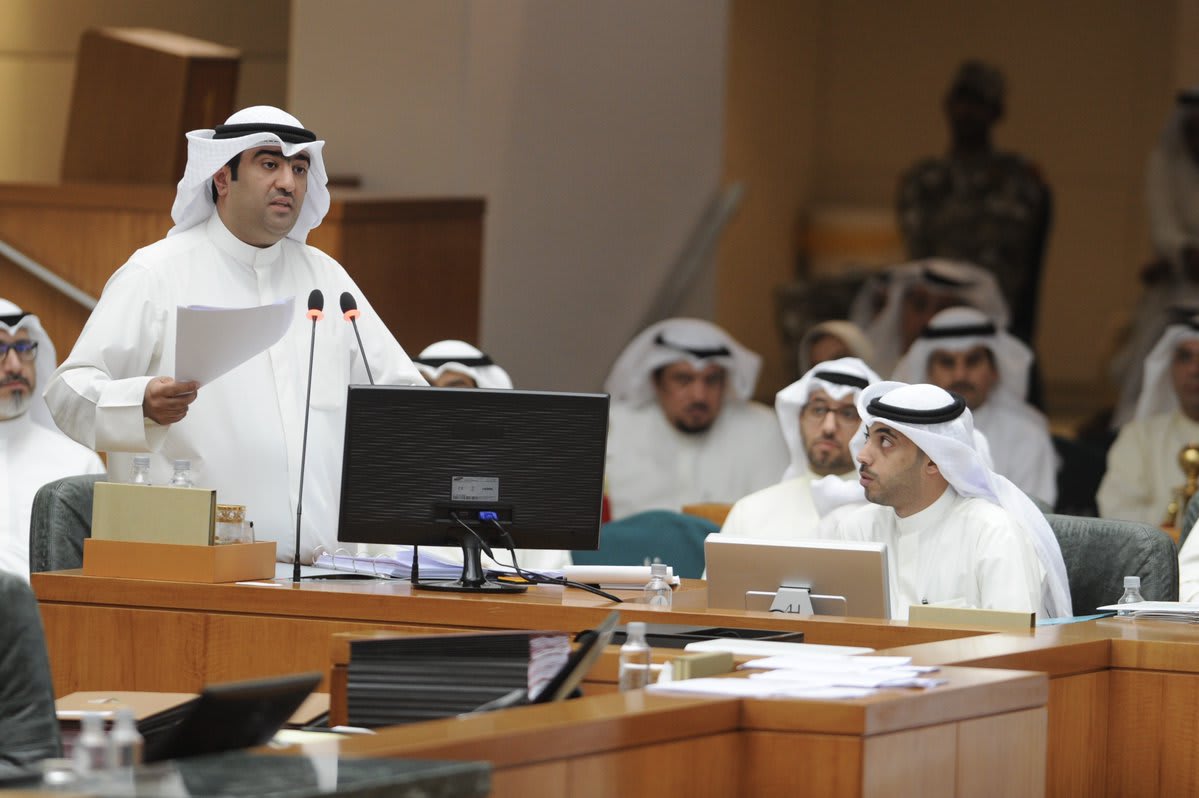 نواب بالبرلمان الكويتي يسعون للإطاحة بوزير التجارة.. فما الأسباب؟