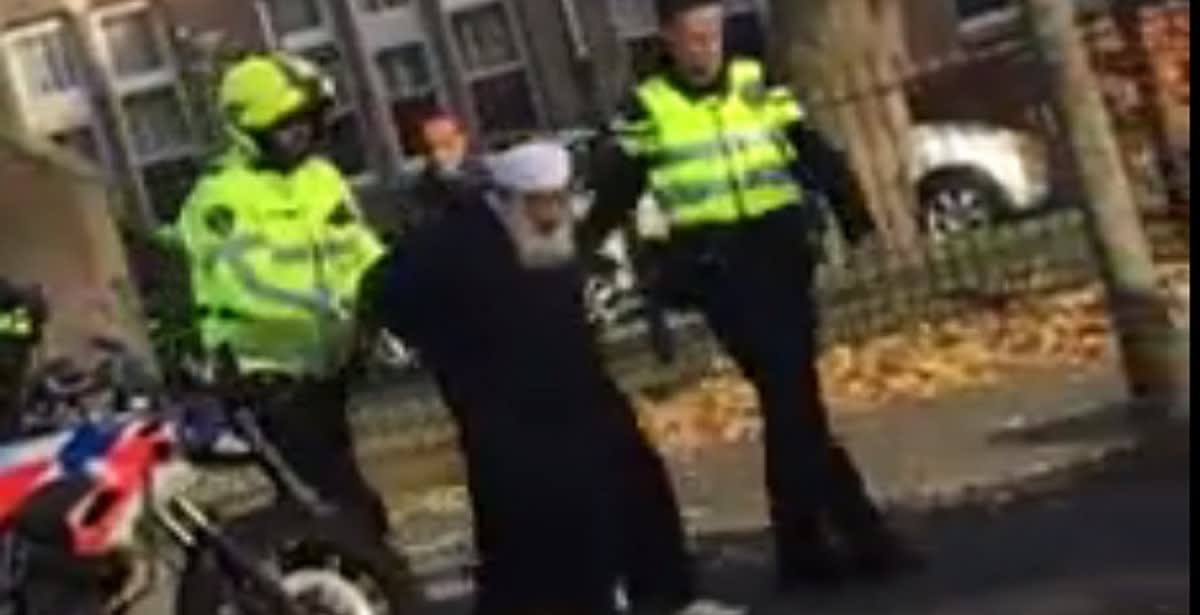 شرطة أمستردام تعتذر عن تعامل "مسيء" مع شيخ مغربي