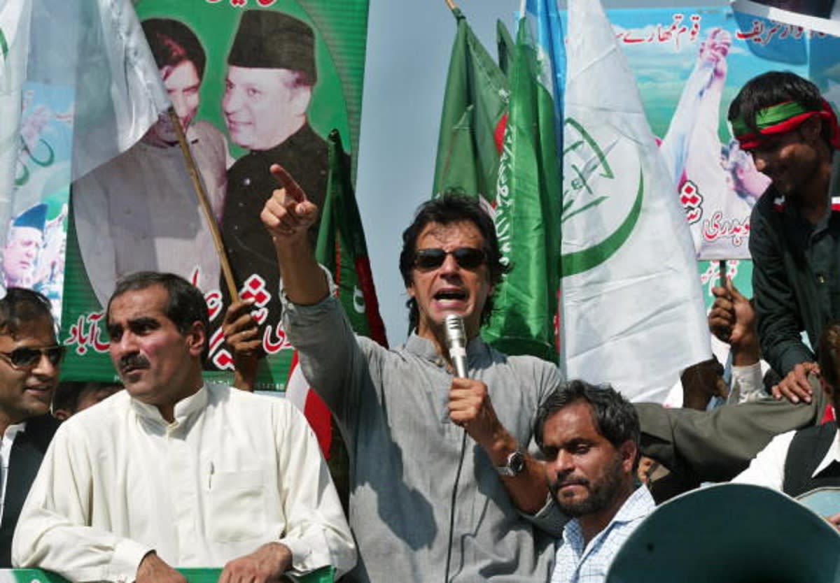 نجم كريكيت سابق يقترب من رئاسة حكومة باكستان