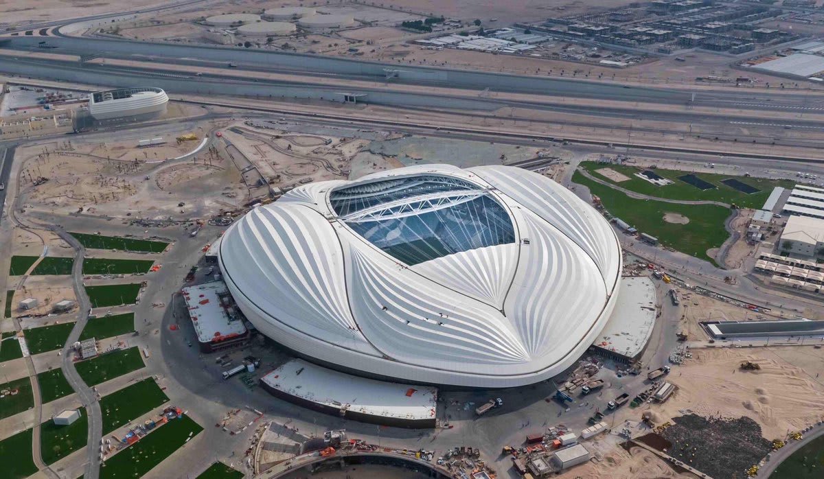 بالصور.. الملعب الذي صممته زها حديد في الدوحة.. والرميحي ينشر صورة لأمير قطر: دون حوائط زجاجية