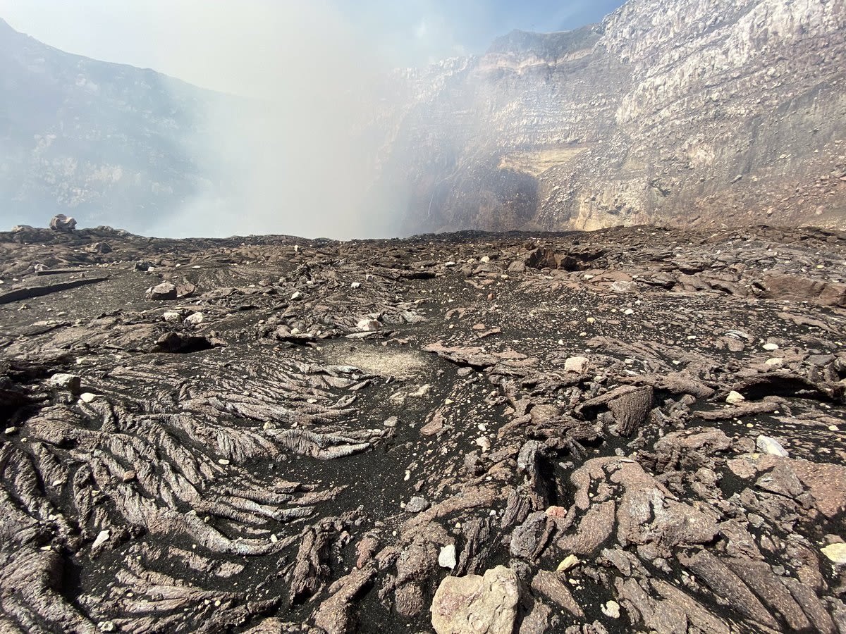 مغامر سعودي يتدلى فوق بركان "ماسايا" في نيكاراغوا