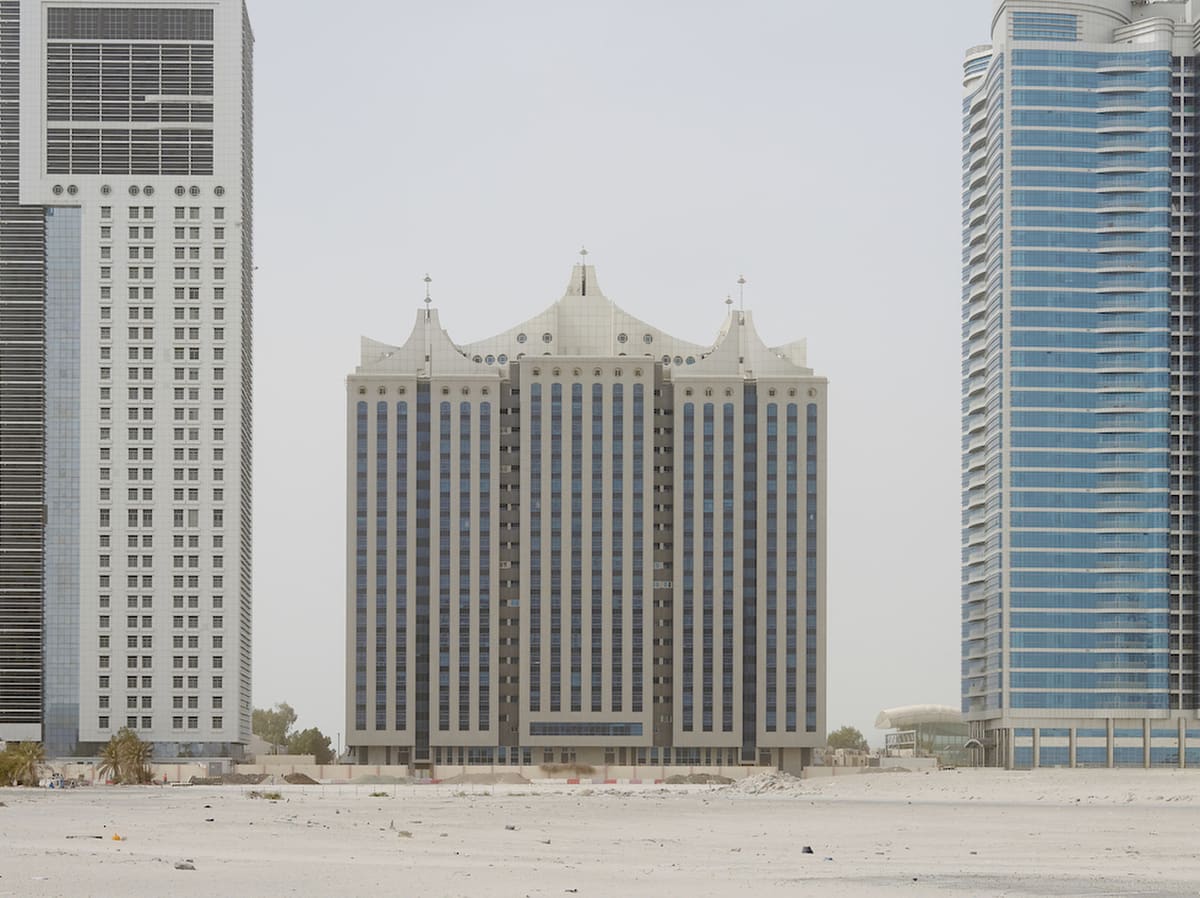 مصور يوثق التطورات التي شهدها ساحل العاصمة الإماراتية أبوظبي على مر الأعوام