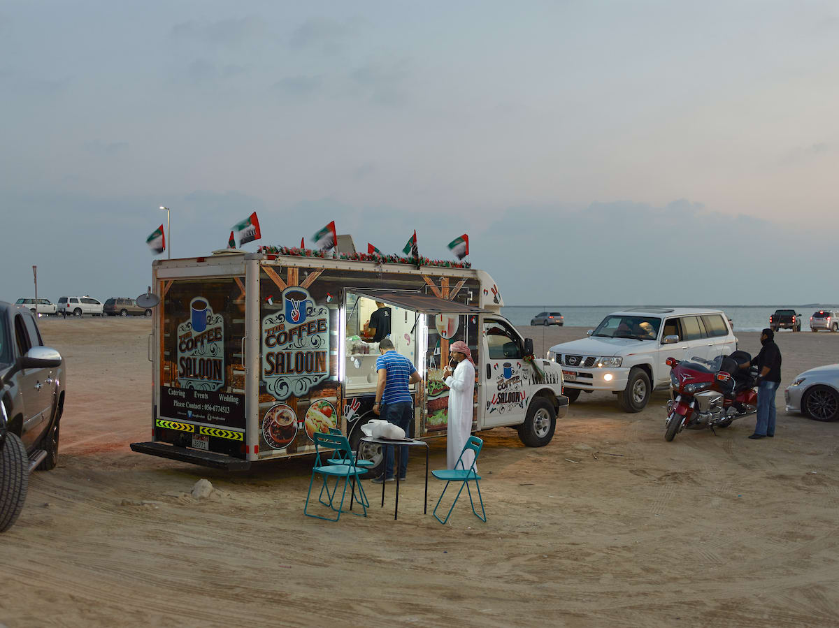 مصور يوثق التطورات التي شهدها ساحل العاصمة الإماراتية أبوظبي على مر الأعوام