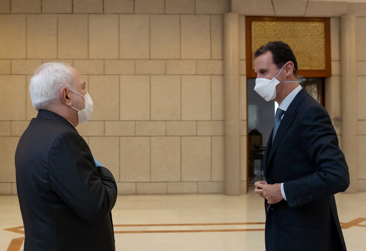 في ظل تفشي فيروس كورونا.. الأسد وظريف يرتديان الكمامات ويتباعدان "جسديا"