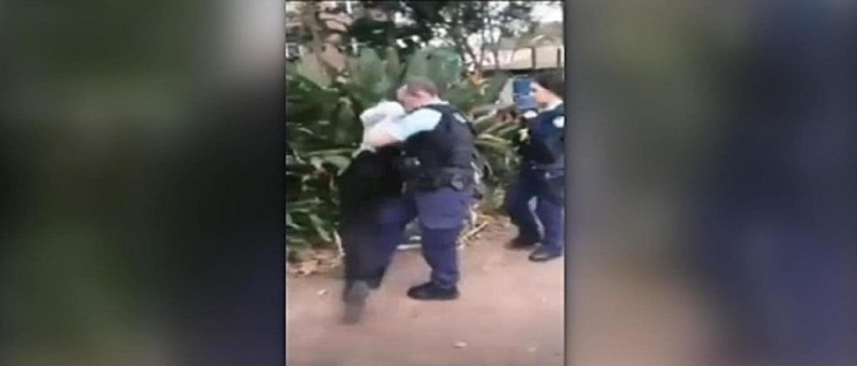رئيس الشرطة الأسترالية يعتذر لمراهق من السكان الأصليين بعد اعتقال عنيف
