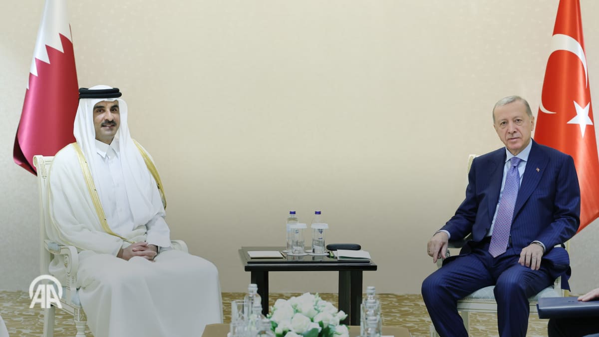 بعيدا عن عدسات وسائل الإعلام.. اجتماع بين أمير قطر وأردوغان خلال قمة منظمة "شنغهاي للتعاون" 