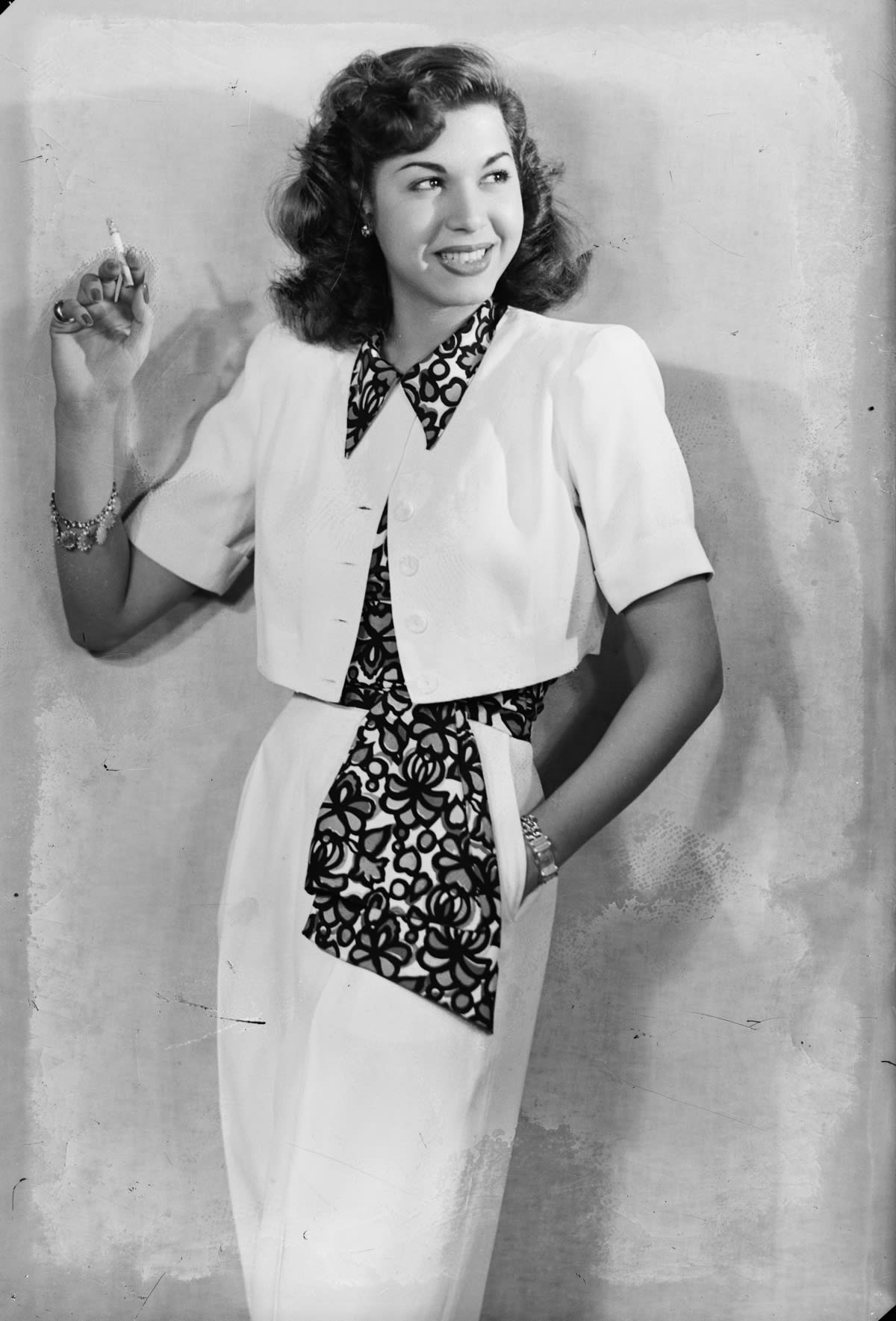 بينهم جمال عبدالناصر والأميرة فوزية..من يقف وراء هذه الصور لشخصيات بارزة؟