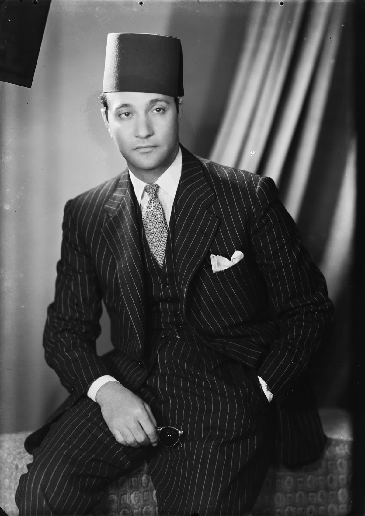 بينهم جمال عبدالناصر والأميرة فوزية..من يقف وراء هذه الصور لشخصيات بارزة؟