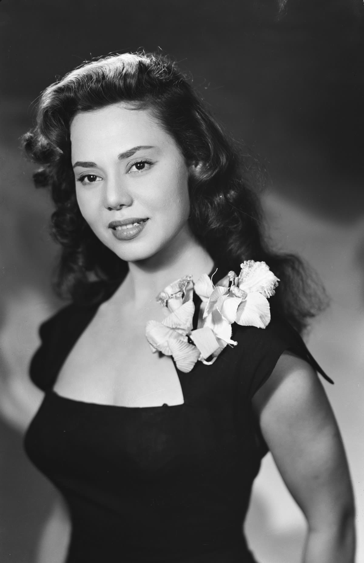 بينهم جمال عبدالناصر والأميرة فوزية..من يقف وراء هذه الصور لشخصيات بارزة؟