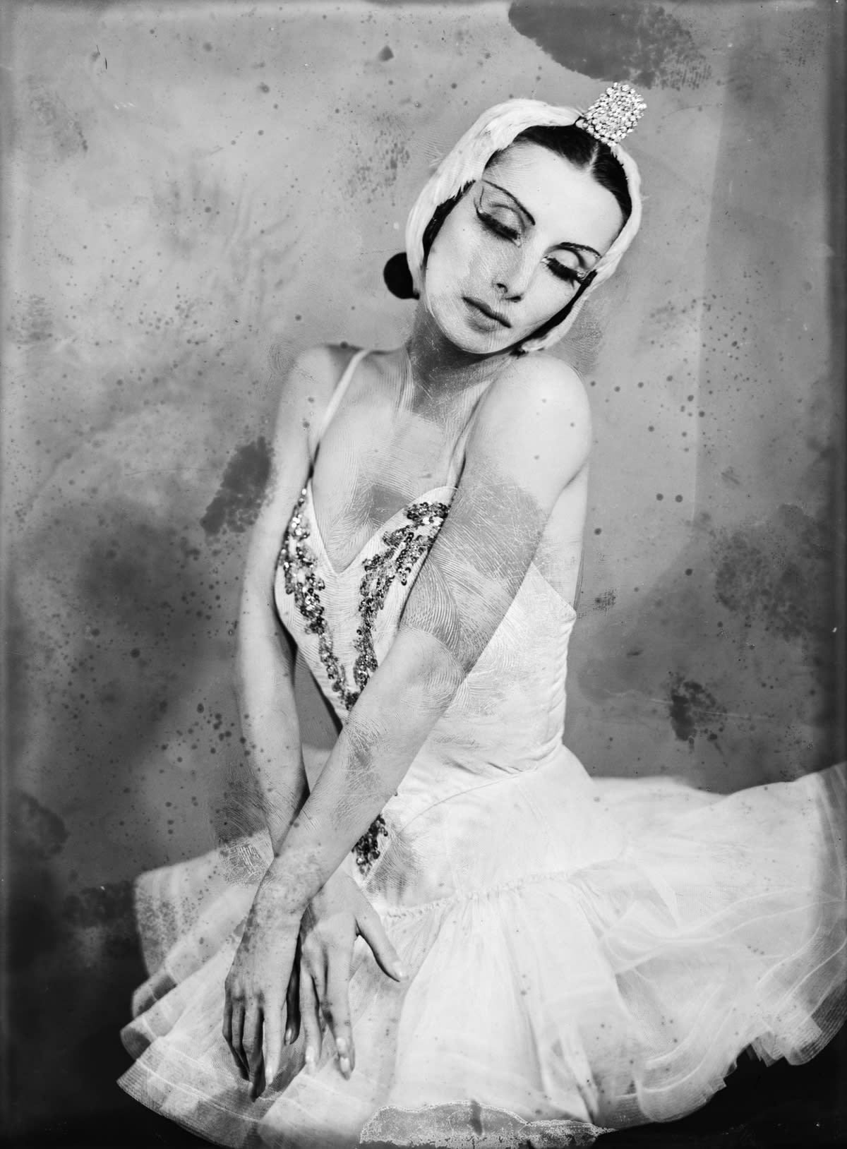 بينهم جمال عبدالناصر والأميرة فوزية..من يقف وراء هذه الصور لشخصيات بارزة؟