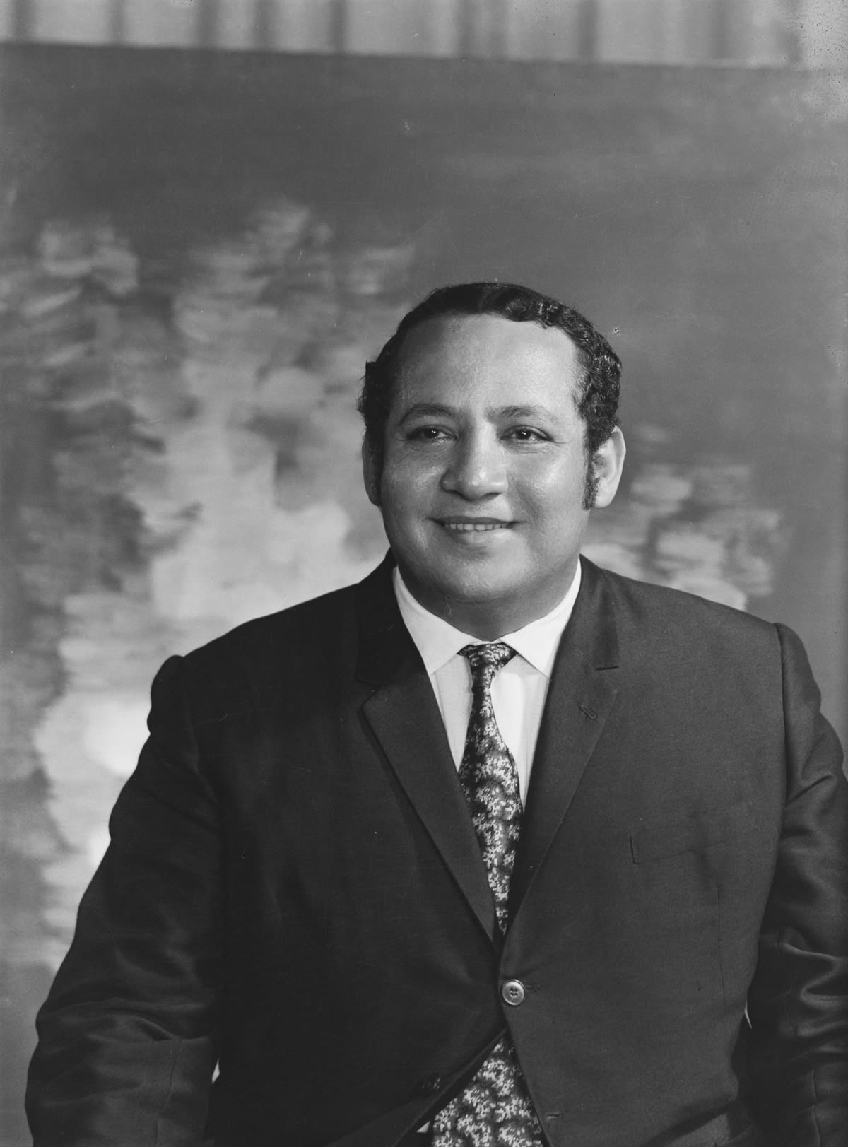 بينهم جمال عبدالناصر والأميرة فوزية..من يقف وراء هذه الصور لشخصيات بارزة؟