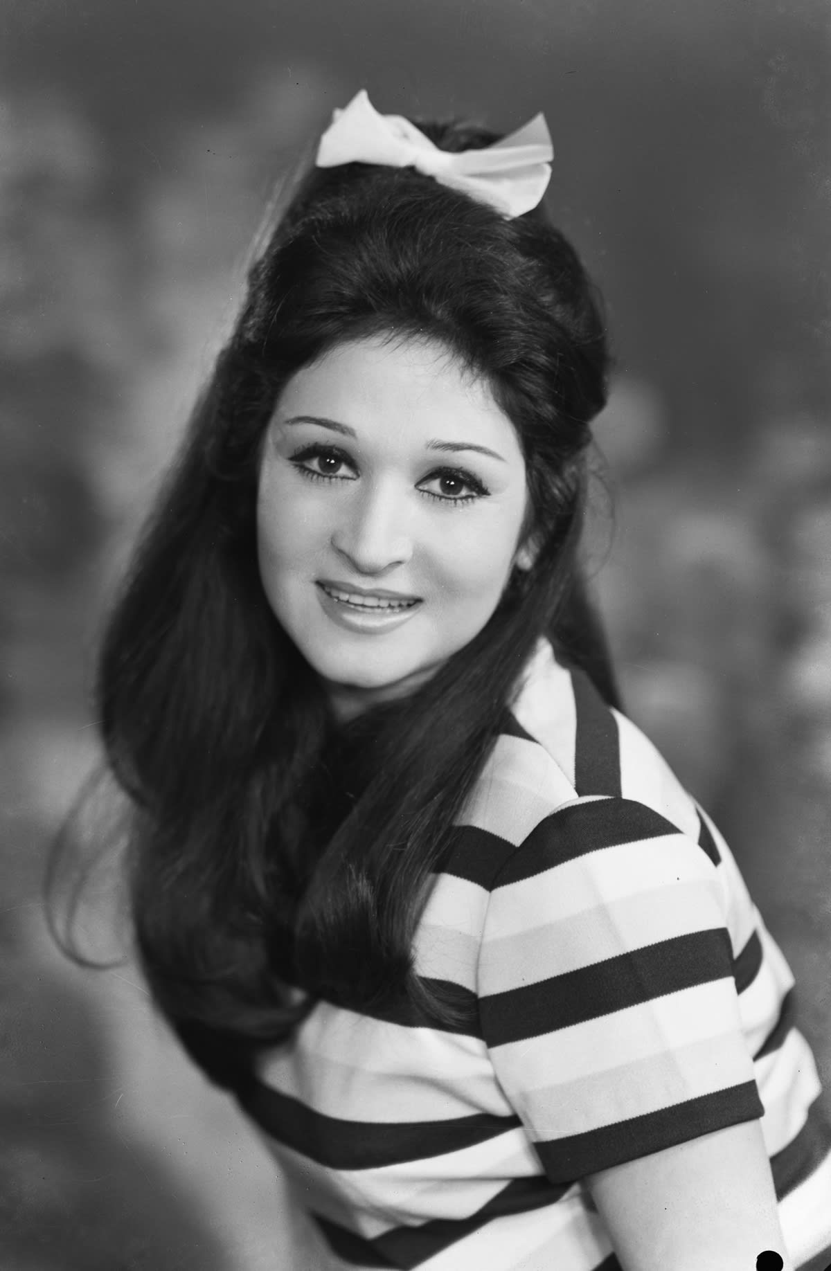 بينهم جمال عبدالناصر والأميرة فوزية..من يقف وراء هذه الصور لشخصيات بارزة؟