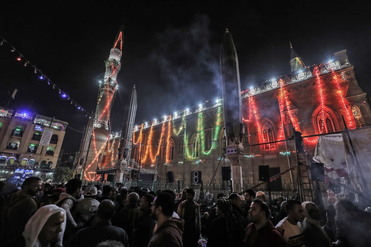 مسجد الإمام الحسين، حفيد النبي محمد، مُضاءً بأضواء زينة في الليلة الأخيرة من الاحتفال بالمولد النبوي في العاصمة المصرية القاهرة - 24 ديسمبر/كانون الأول 2019.