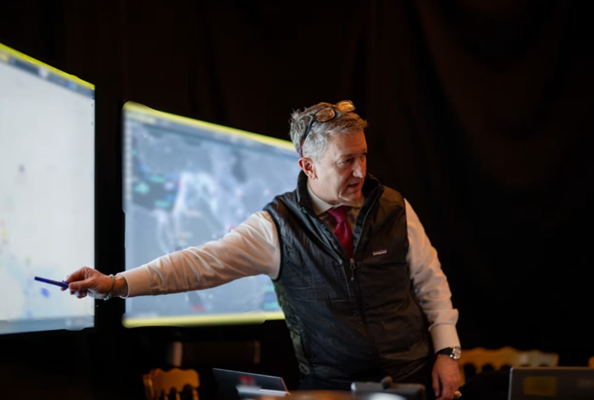 صورة نشرها البيت الأبيض، السبت، تظهر الجنرال دان كين، كبير جنرالات ترامب، وهو يشير إلى الخرائط. 