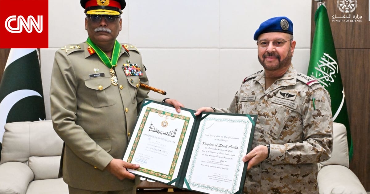 بأمر ملكي.. السعودية تقلد رئيس الأركان الباكستاني وسام الملك عبدالعزيز