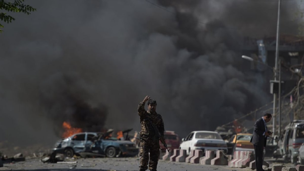 شاهد.. آثار الانفجارات التي أودت بحياة 29 شخصاً بينهم 8 صحفيين في أفغانستان