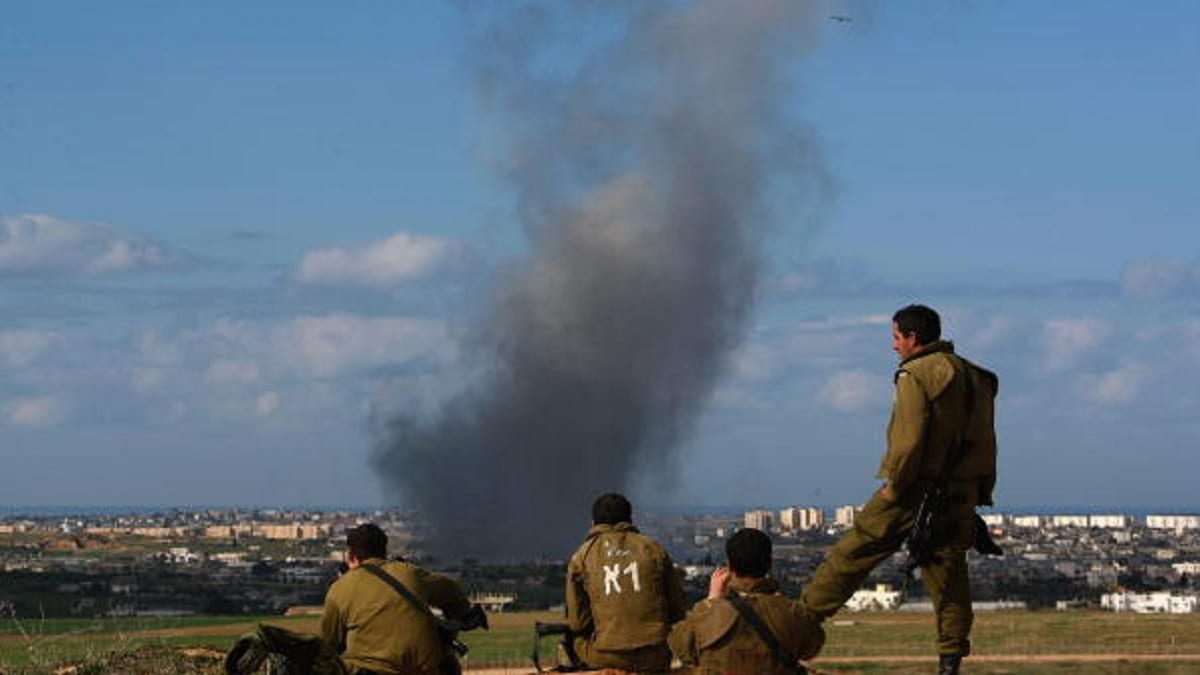 شاهد.. وزير دفاع إسرائيل يزور الحدود مع غزة قبل إعادة فتحها