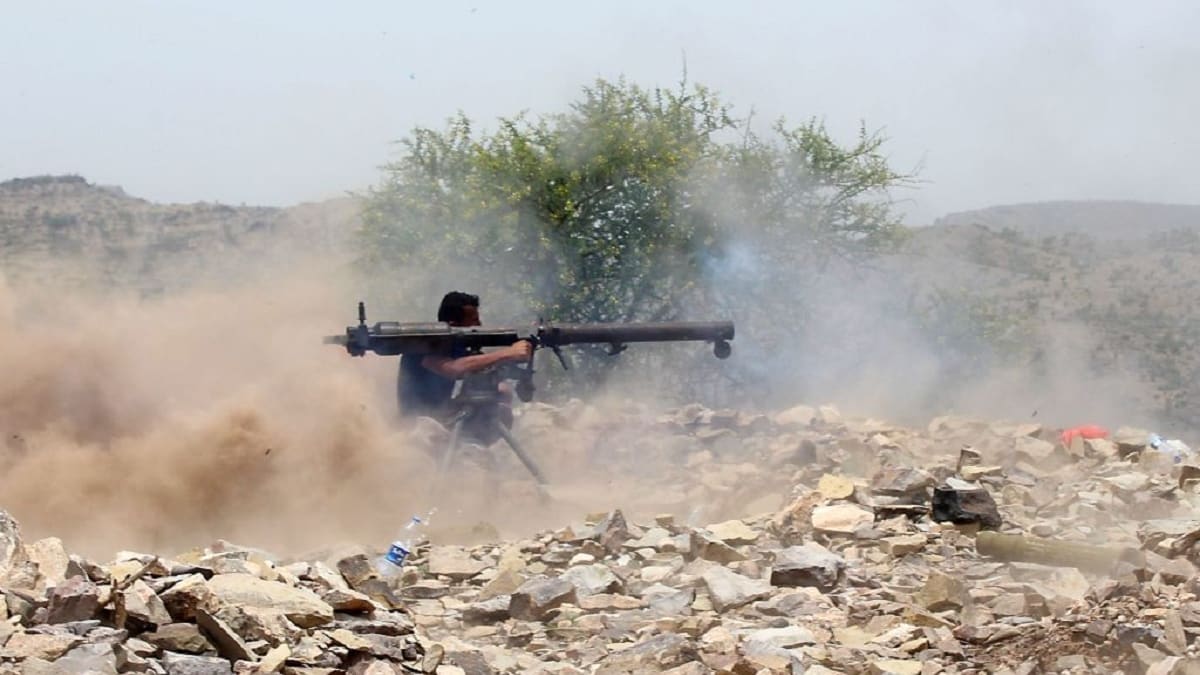 شاهد.. معارك بين قوات الحكومة اليمنية والحوثيين في الحديدة