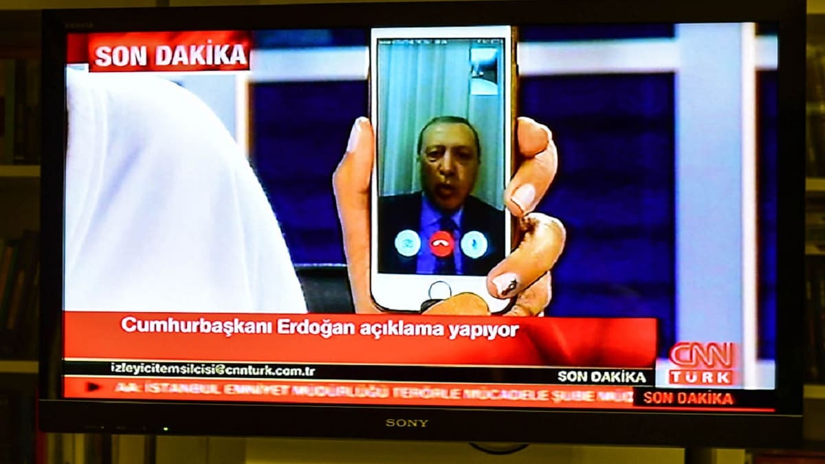 شاهد.. أردوغان يكشف لـCNN كيف نجا من استهدافه ليلة محاولة الانقلاب.. ويتحدث عن "مفارقة" لجوئه للإعلام الخاص