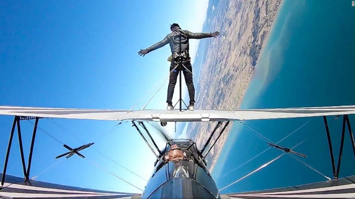 هذا الرجل يمشي على أجنحة طائرة وهي تدور بزاوية 360 درجة