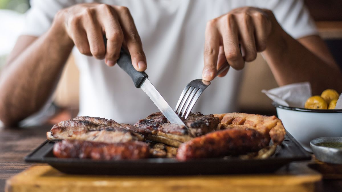 هل تناول اللحوم الحمراء يزيد من خطر إصابة النساء بسرطان الثدي؟