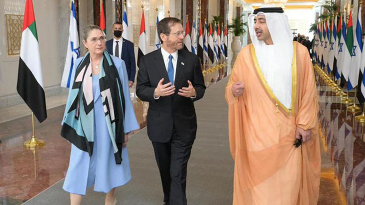 شاهد لحظة وصول رئيس إسرائيل الى الإمارات