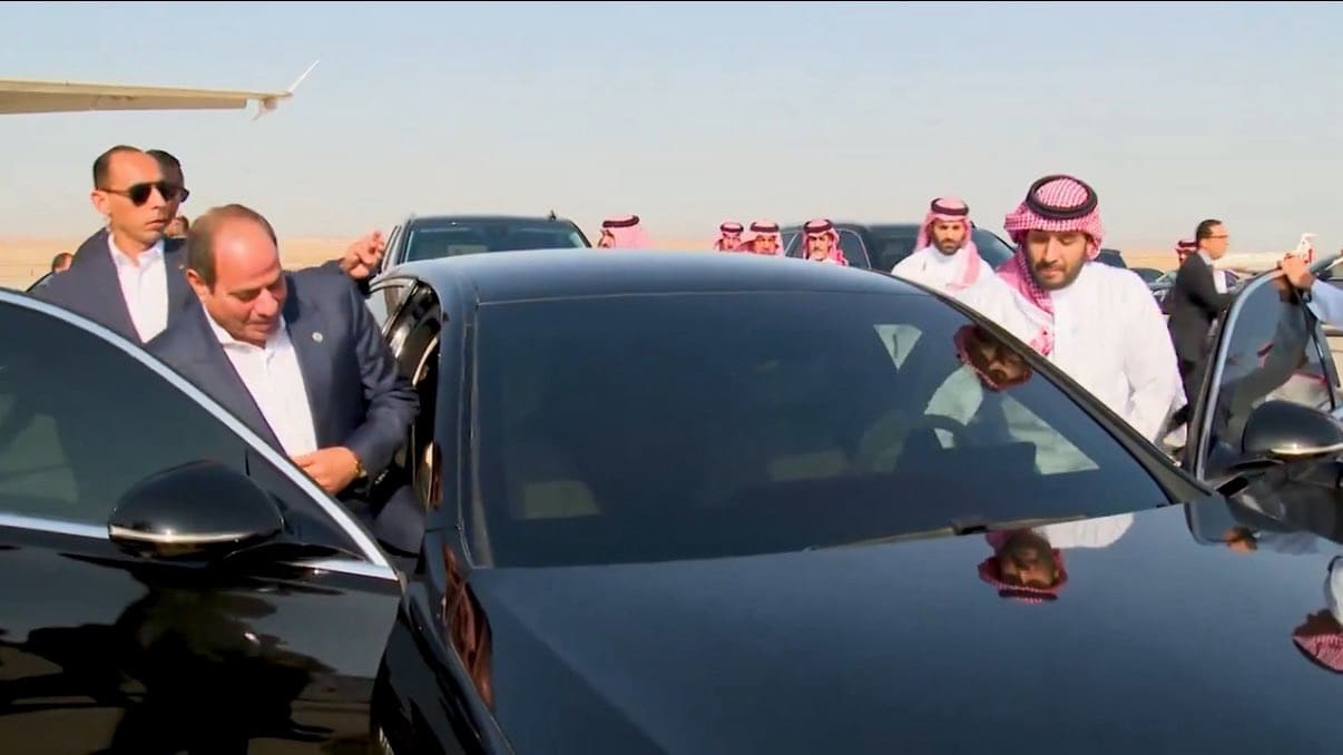 السعودية.. حركة من محمد بن سلمان داخل السيارة باستقبال السيسي تثير تفاعلا 