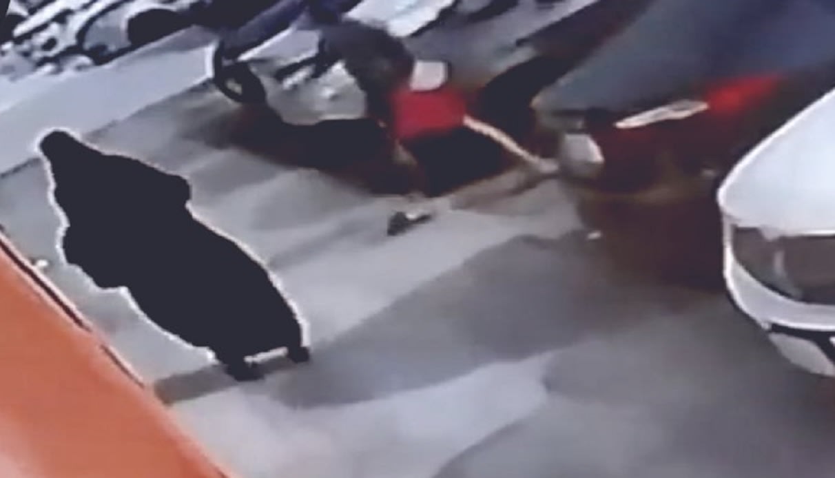 السعودية: شرطة مكة تكشف حقيقة فيديو التحرش بامرأة أمام أحد المحال التجارية